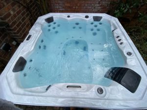 Bellagio Twin Lounger 32amp Hot Tub £2995