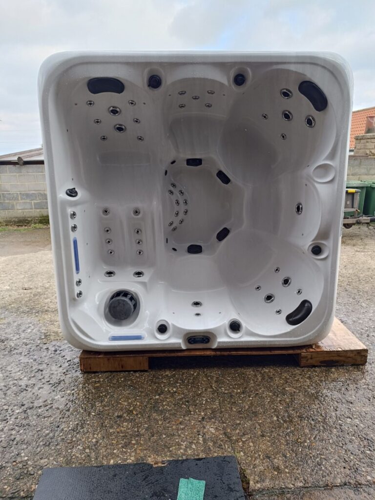 Blue Whale Spa - 32amp Hot Tub For Sale